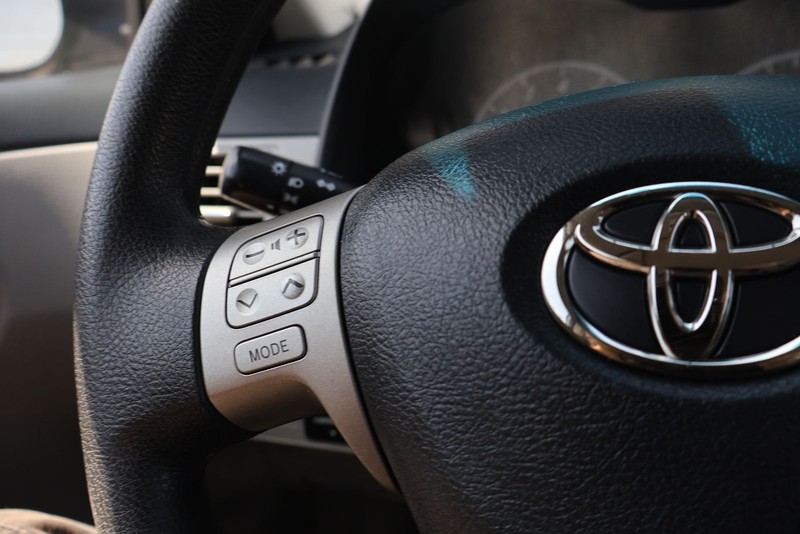 Toyota Corolla Vehicle Full-screen Gallery Image 24