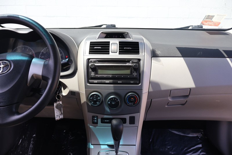 Toyota Corolla Vehicle Full-screen Gallery Image 26
