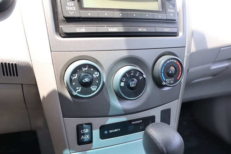 Toyota Corolla Vehicle Full-screen Gallery Image 28