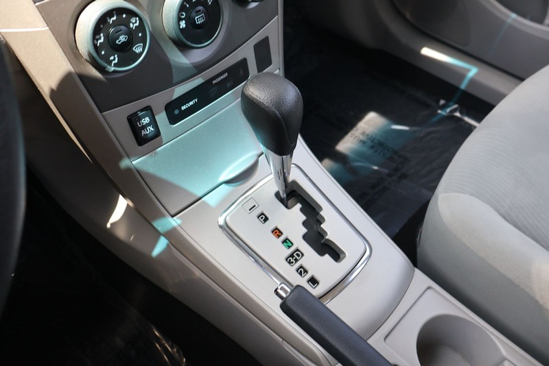 Toyota Corolla Vehicle Full-screen Gallery Image 29