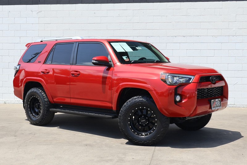Toyota 4Runner Vehicle Full-screen Gallery Image 01