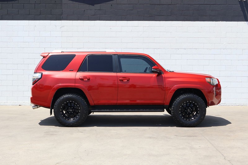 Toyota 4Runner Vehicle Full-screen Gallery Image 04