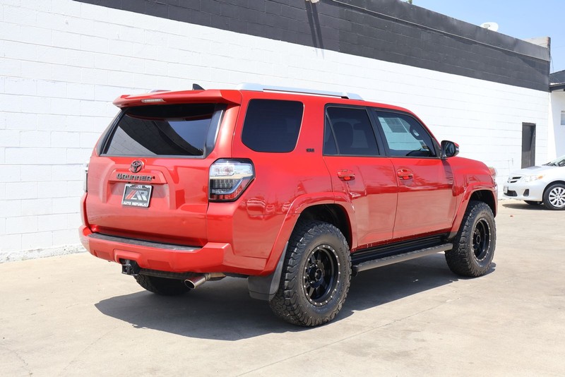 Toyota 4Runner Vehicle Full-screen Gallery Image 05