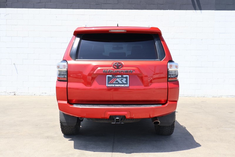 Toyota 4Runner Vehicle Full-screen Gallery Image 06