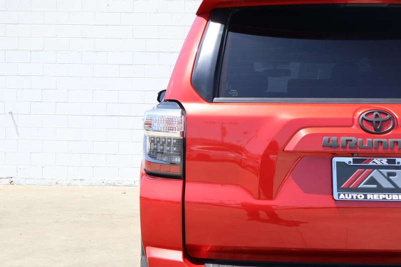 Toyota 4Runner Vehicle Full-screen Gallery Image 07