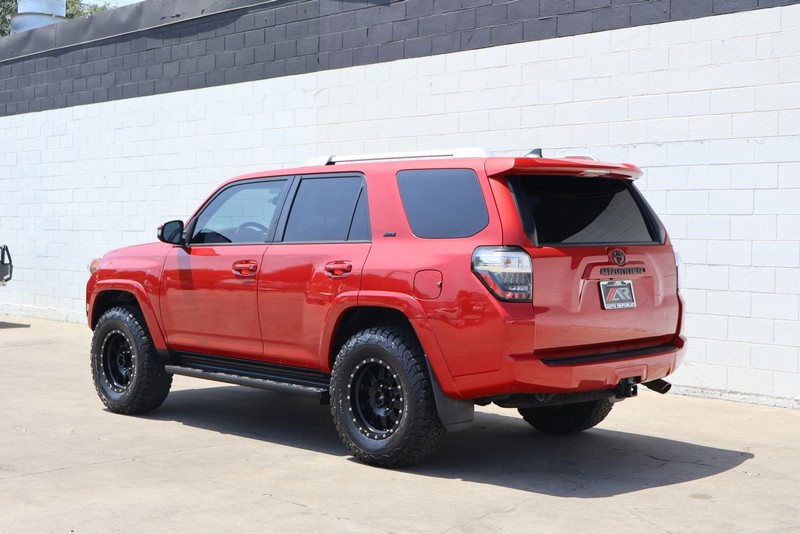 Toyota 4Runner Vehicle Full-screen Gallery Image 09