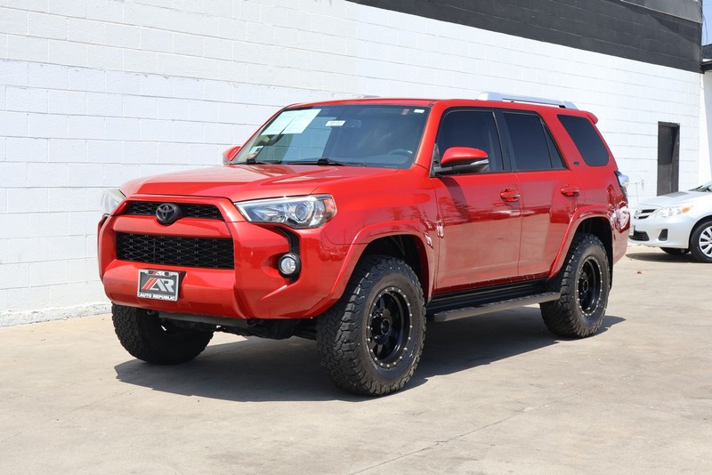 Toyota 4Runner Vehicle Full-screen Gallery Image 11
