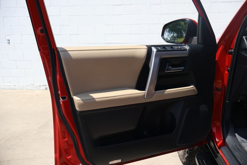 Toyota 4Runner Vehicle Full-screen Gallery Image 14