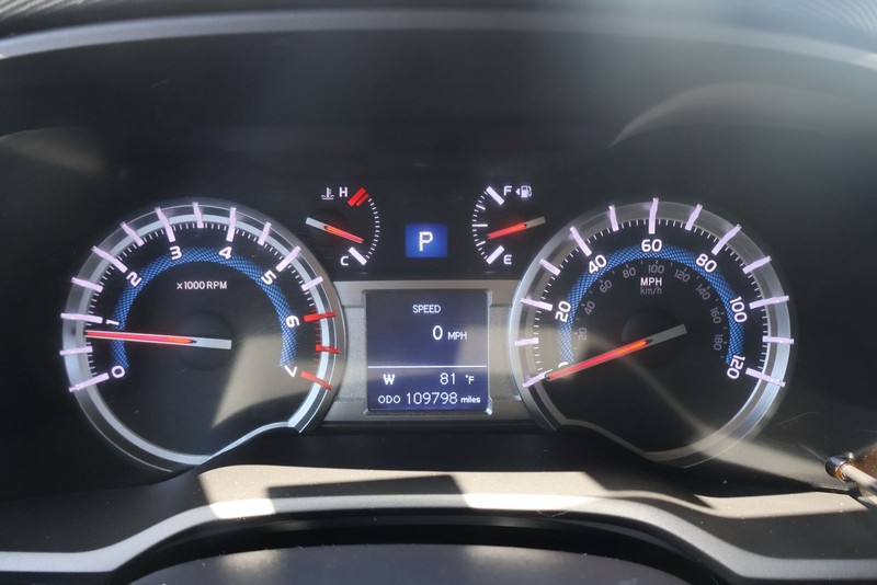 Toyota 4Runner Vehicle Full-screen Gallery Image 24