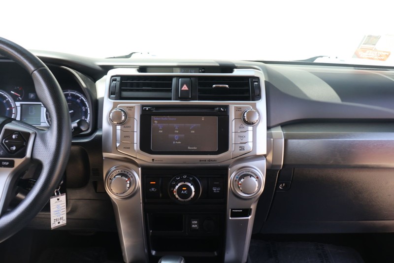 Toyota 4Runner Vehicle Full-screen Gallery Image 26