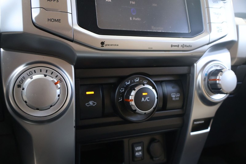Toyota 4Runner Vehicle Full-screen Gallery Image 29