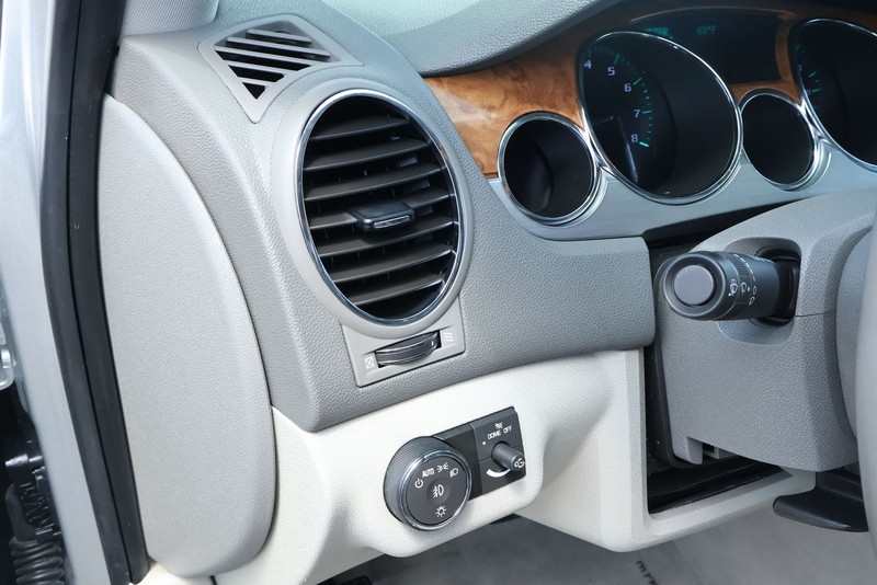 Buick Enclave Vehicle Full-screen Gallery Image 22