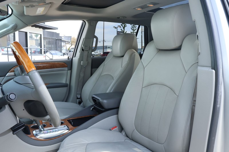 Buick Enclave Vehicle Full-screen Gallery Image 24