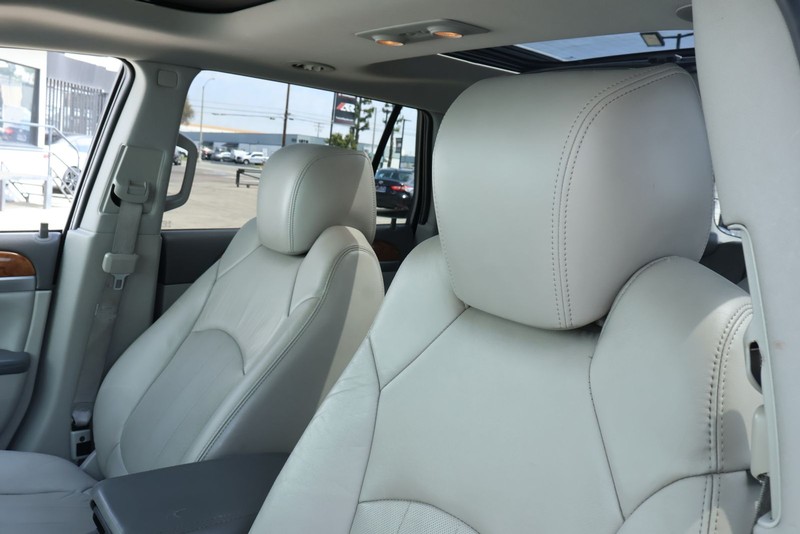 Buick Enclave Vehicle Full-screen Gallery Image 25