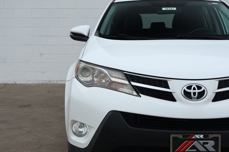 Toyota RAV4 Vehicle Full-screen Gallery Image 03