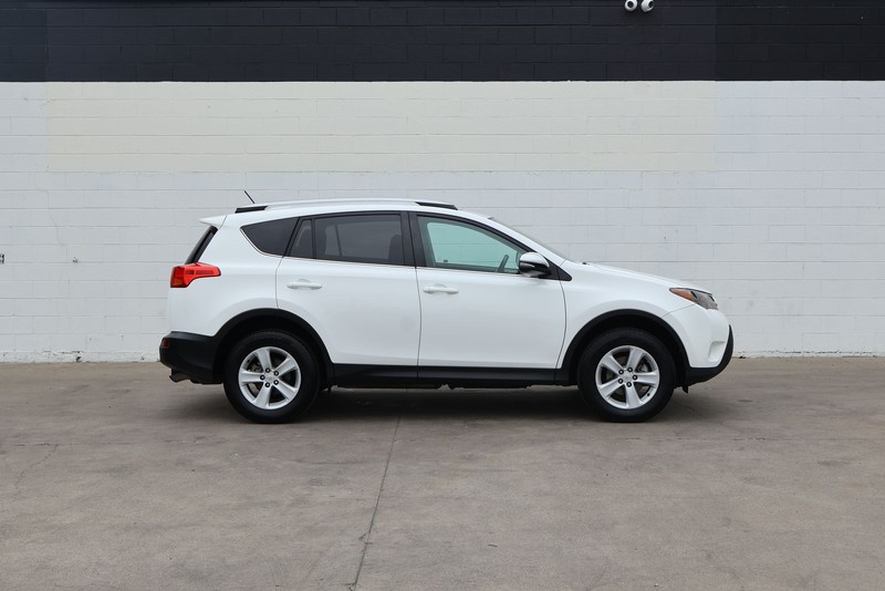 Toyota RAV4 Vehicle Full-screen Gallery Image 04
