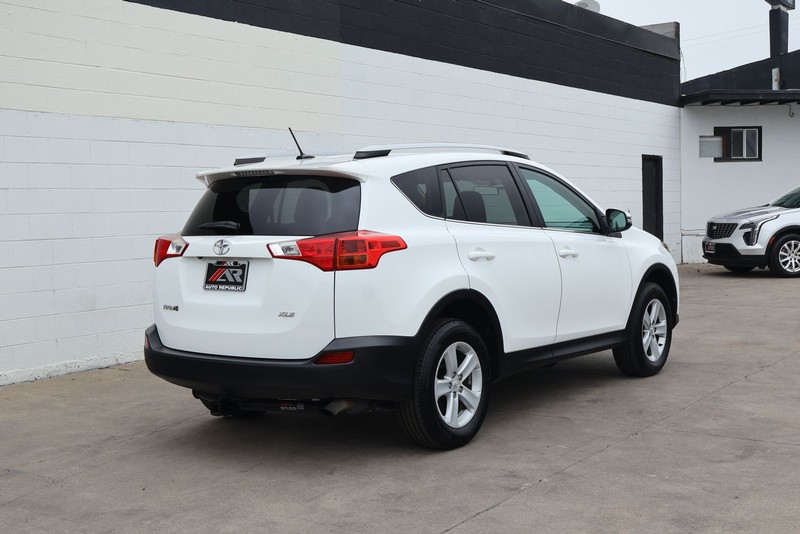 Toyota RAV4 Vehicle Full-screen Gallery Image 05