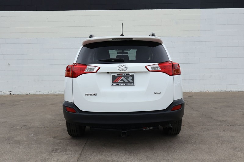 Toyota RAV4 Vehicle Full-screen Gallery Image 06