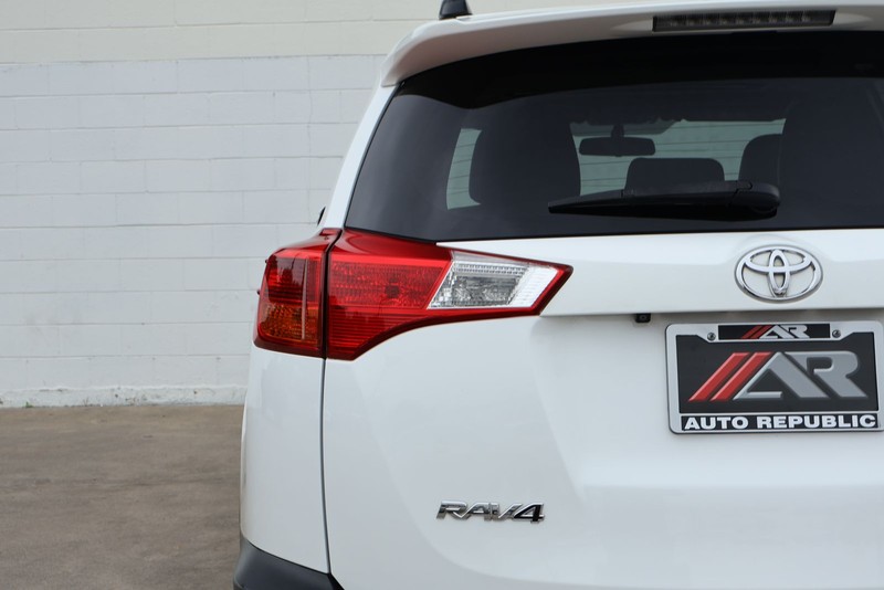 Toyota RAV4 Vehicle Full-screen Gallery Image 07