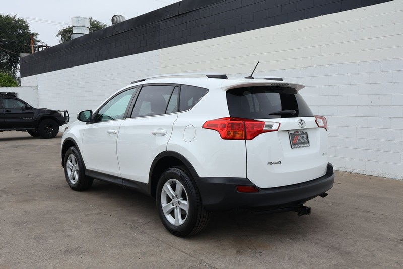 Toyota RAV4 Vehicle Full-screen Gallery Image 09