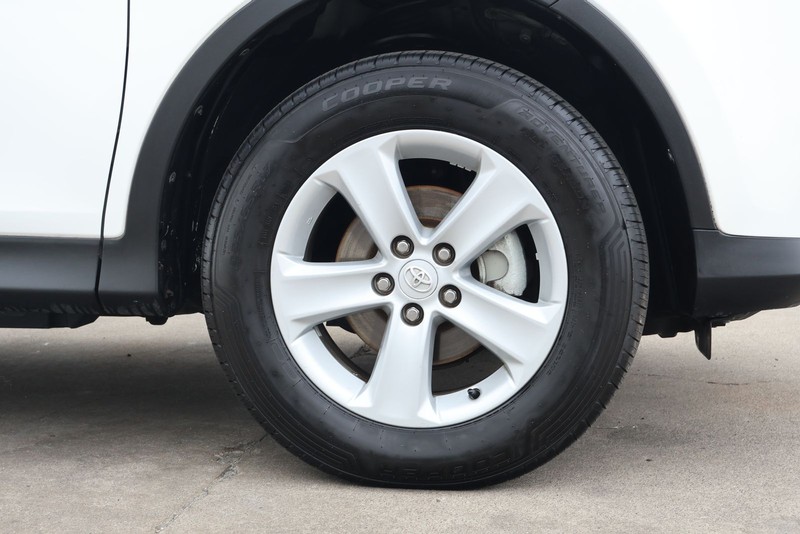 Toyota RAV4 Vehicle Full-screen Gallery Image 13