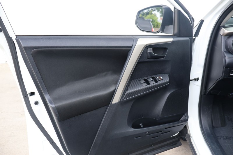 Toyota RAV4 Vehicle Full-screen Gallery Image 14