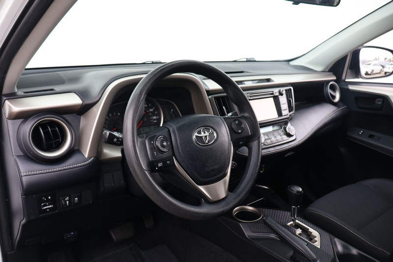 Toyota RAV4 Vehicle Full-screen Gallery Image 15