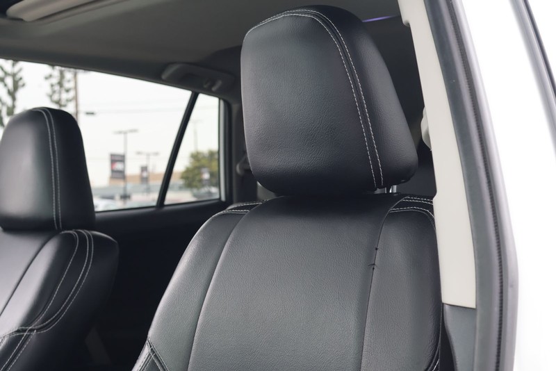 Toyota RAV4 Vehicle Full-screen Gallery Image 17