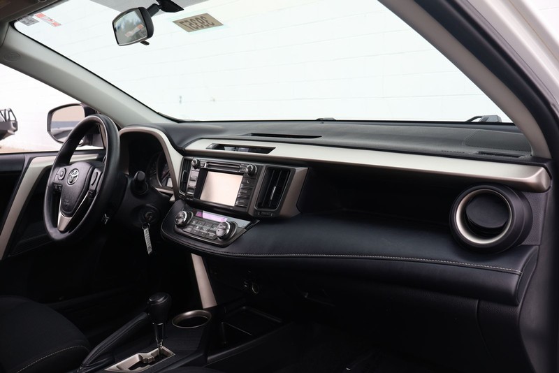 Toyota RAV4 Vehicle Full-screen Gallery Image 18