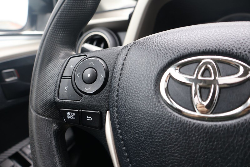 Toyota RAV4 Vehicle Full-screen Gallery Image 24