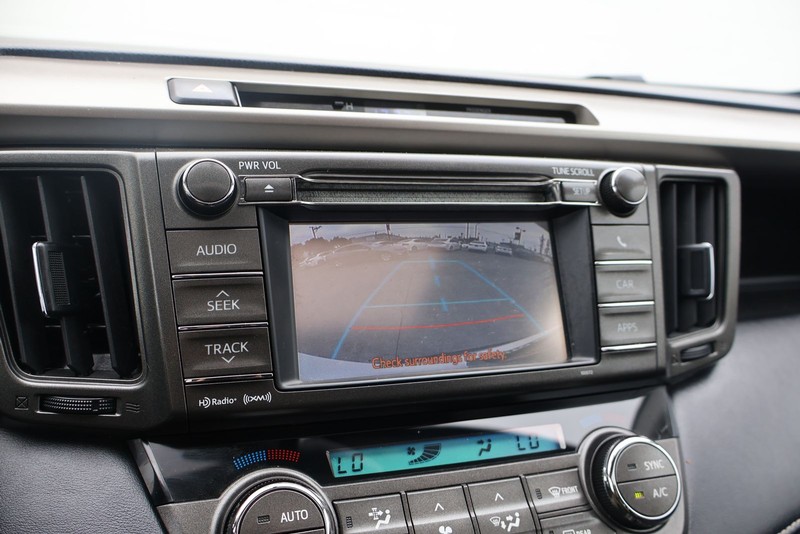 Toyota RAV4 Vehicle Full-screen Gallery Image 28