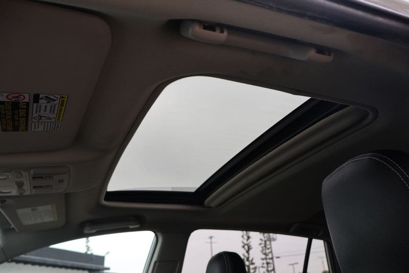 Toyota RAV4 Vehicle Full-screen Gallery Image 31