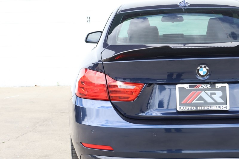 BMW 435i Vehicle Full-screen Gallery Image 07