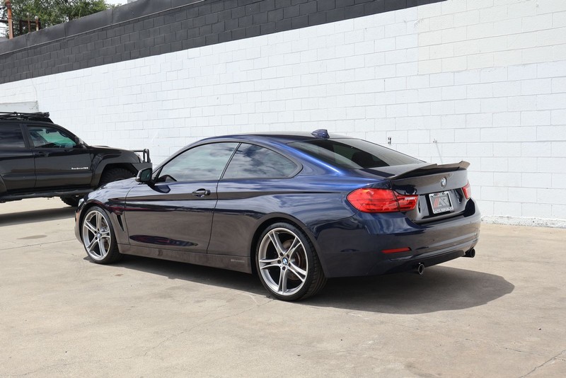BMW 435i Vehicle Full-screen Gallery Image 09