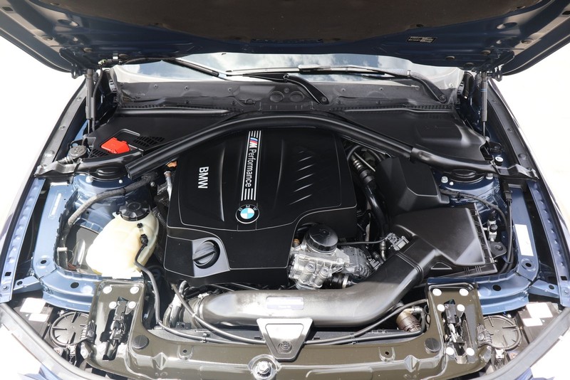 BMW 435i Vehicle Full-screen Gallery Image 12