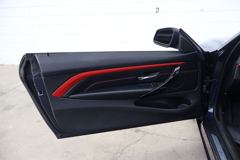 BMW 435i Vehicle Full-screen Gallery Image 14