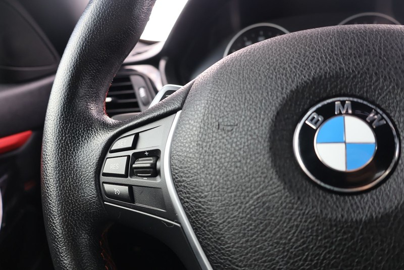 BMW 435i Vehicle Full-screen Gallery Image 24