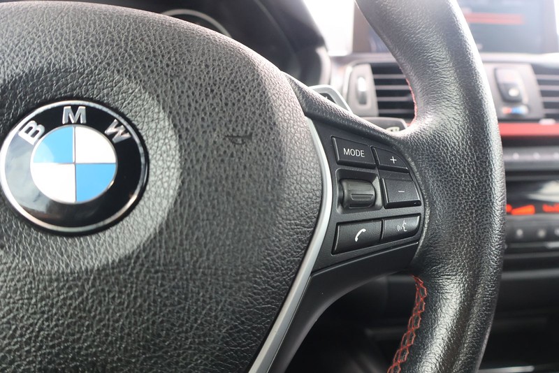 BMW 435i Vehicle Full-screen Gallery Image 25