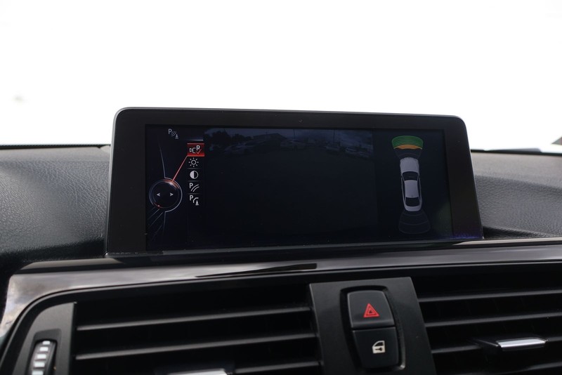 BMW 435i Vehicle Full-screen Gallery Image 27