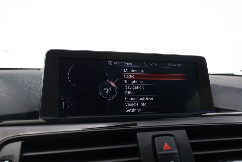 BMW 435i Vehicle Full-screen Gallery Image 28