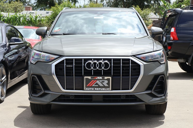 Audi Q3 Vehicle Full-screen Gallery Image 02