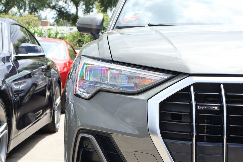 Audi Q3 Vehicle Full-screen Gallery Image 03