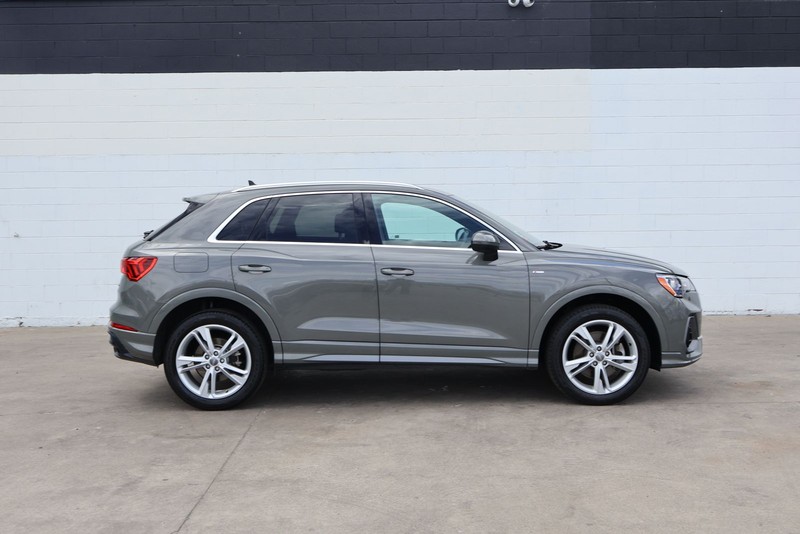 Audi Q3 Vehicle Full-screen Gallery Image 04