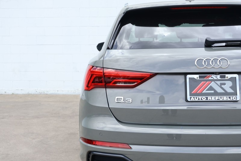 Audi Q3 Vehicle Full-screen Gallery Image 07
