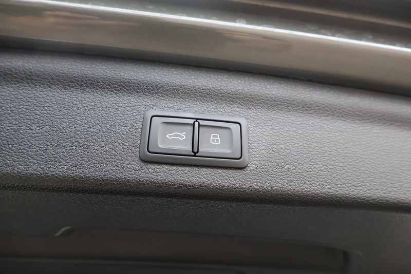Audi Q3 Vehicle Full-screen Gallery Image 09