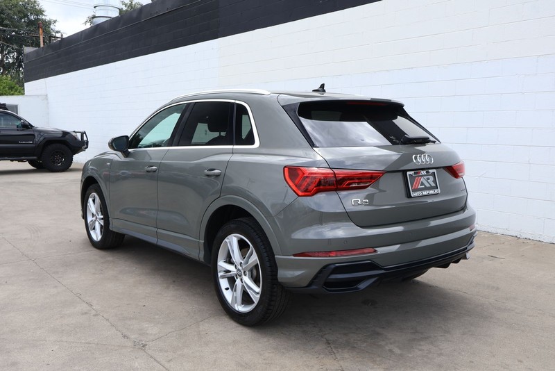 Audi Q3 Vehicle Full-screen Gallery Image 10
