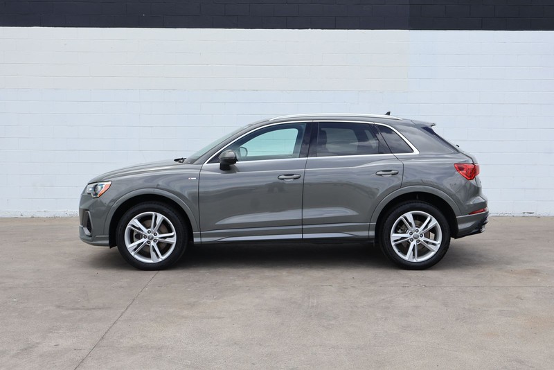 Audi Q3 Vehicle Full-screen Gallery Image 11