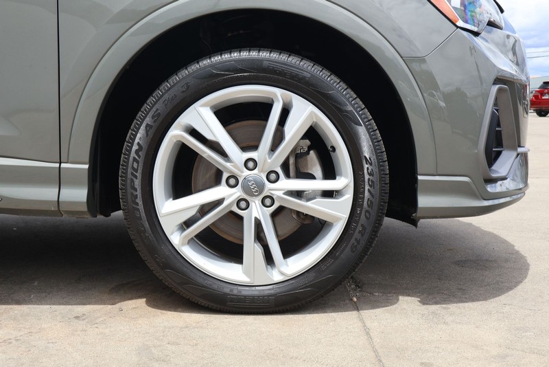 Audi Q3 Vehicle Full-screen Gallery Image 14