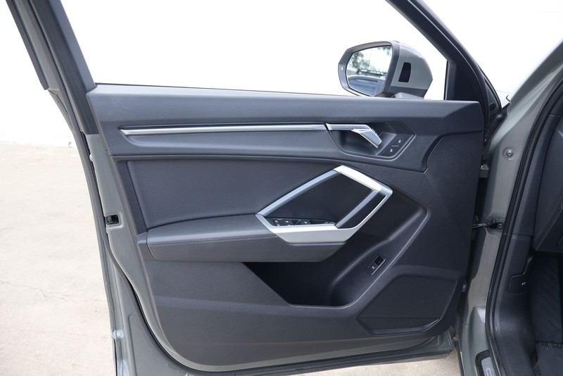 Audi Q3 Vehicle Full-screen Gallery Image 15