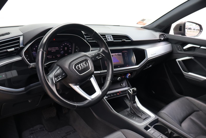 Audi Q3 Vehicle Full-screen Gallery Image 16